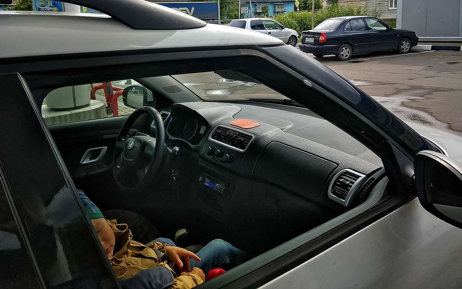 Новые поправки в ПДД: детей в машине не оставлять, на встречку не выезжать — фото 773073