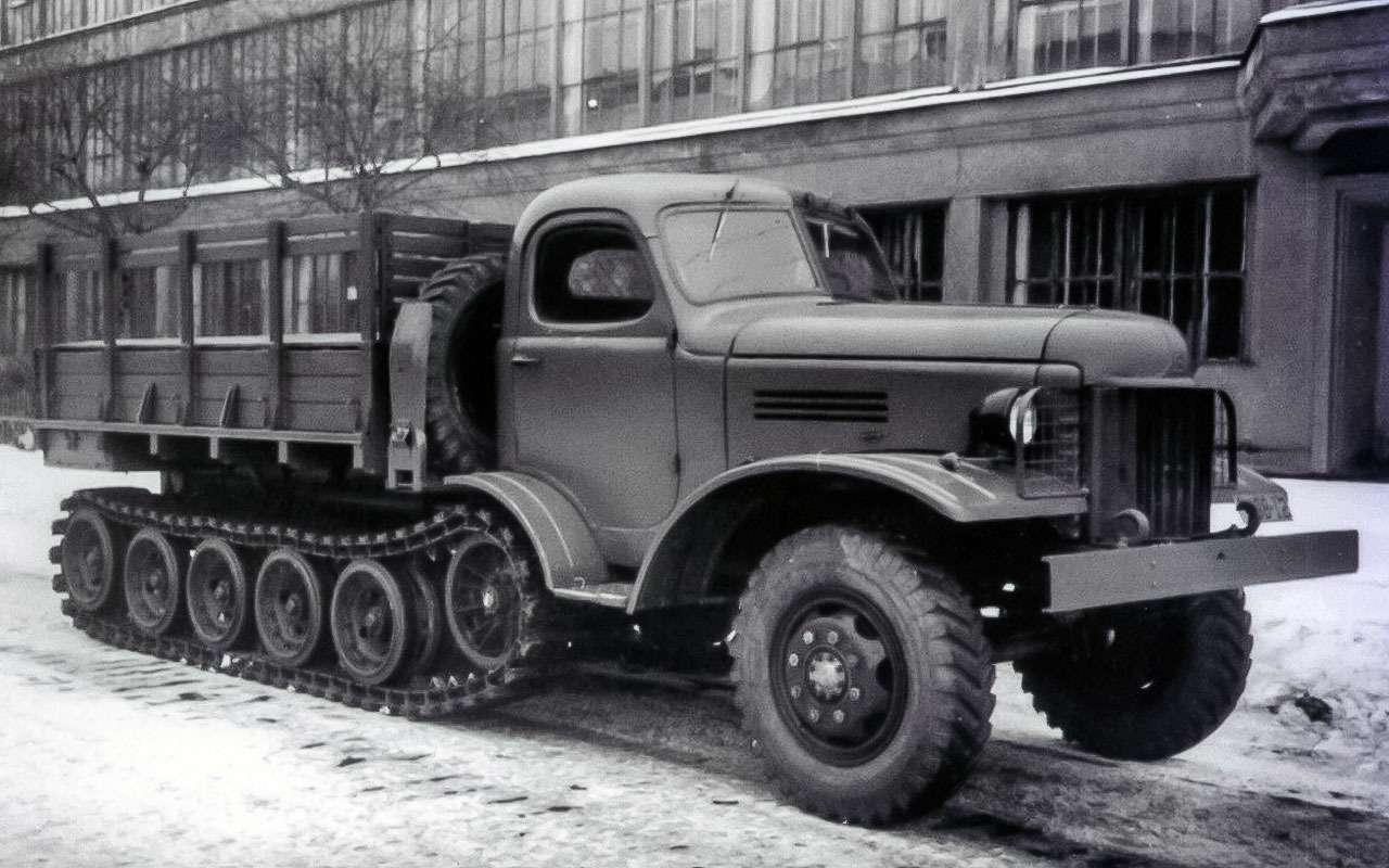 В 1950-1951 гг. в Москве построили три опытных ЗИС-153. Первый вариант на серийной основе быстро забраковали из-за слабости рамы и иных узлов. Затем сделали автомобиль, у которого от серийного грузовика был лишь 110-сильный двигатель. Пробовали и гидромеханическую трансмиссию. Но на фоне полноприводных трехосных машин полугусеничная выглядела бесперспективной.