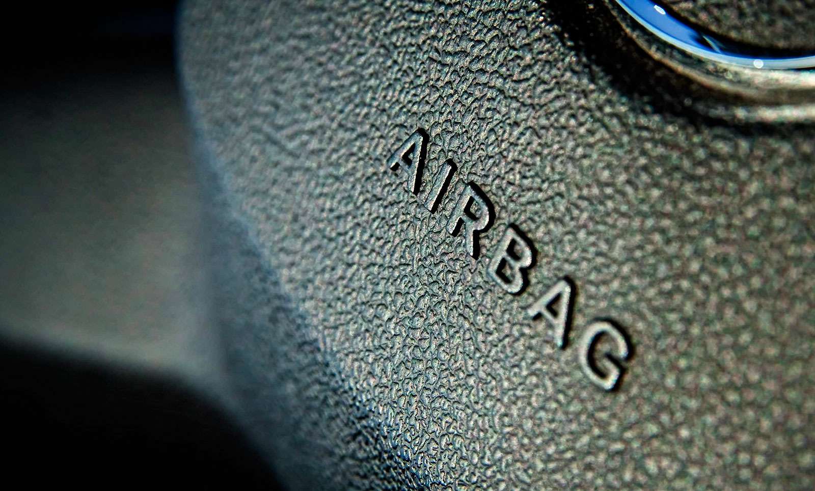 Наличие подушек безопасности можно распознать по незаметным тиснениям Airbag на пластике кнопки клаксона, передней панели и других местах, где прячутся эти спасательные приспособления.