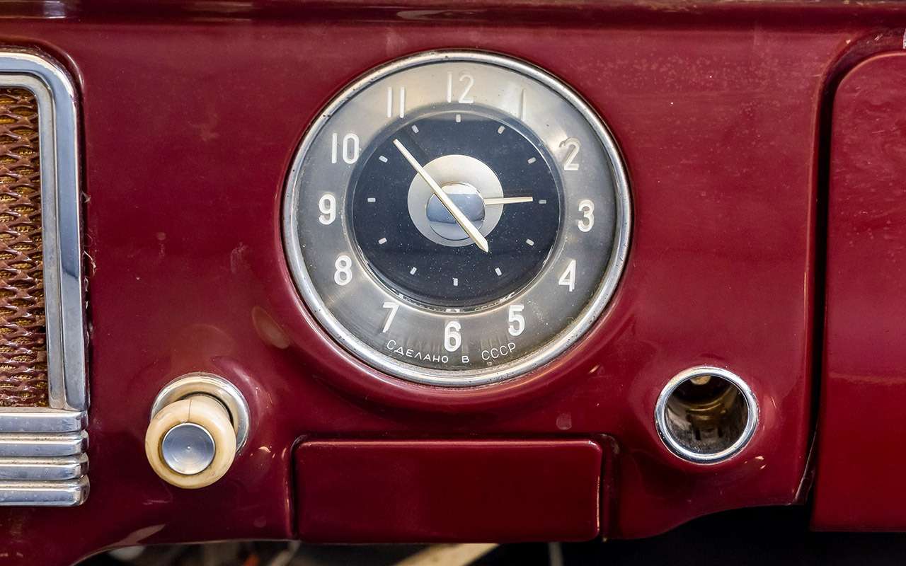 Часы – фирменный стиль легковых автомобилей ГАЗ еще со времен Победы ГАЗ-М20.