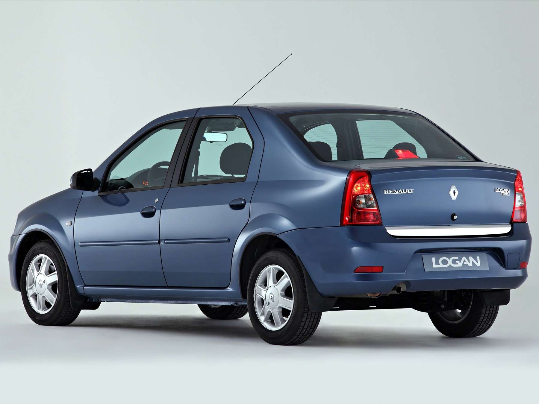 Renault Logan появился в 2005-м и уже на следующий год разошелся на отечественном рынке в количестве почти 50 000 экземпляров.