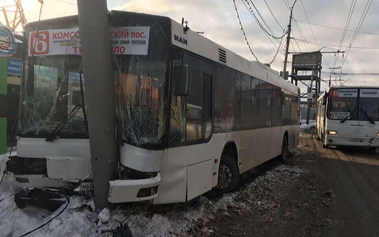 В Саратове автобус врезался в фонарный столб: пострадали 15 человек