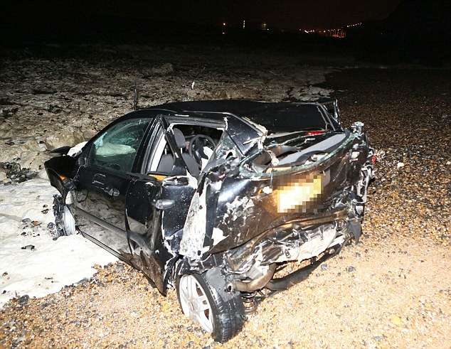 Водитель Ford Focus не пострадал после падения с 24-метрового обрыва