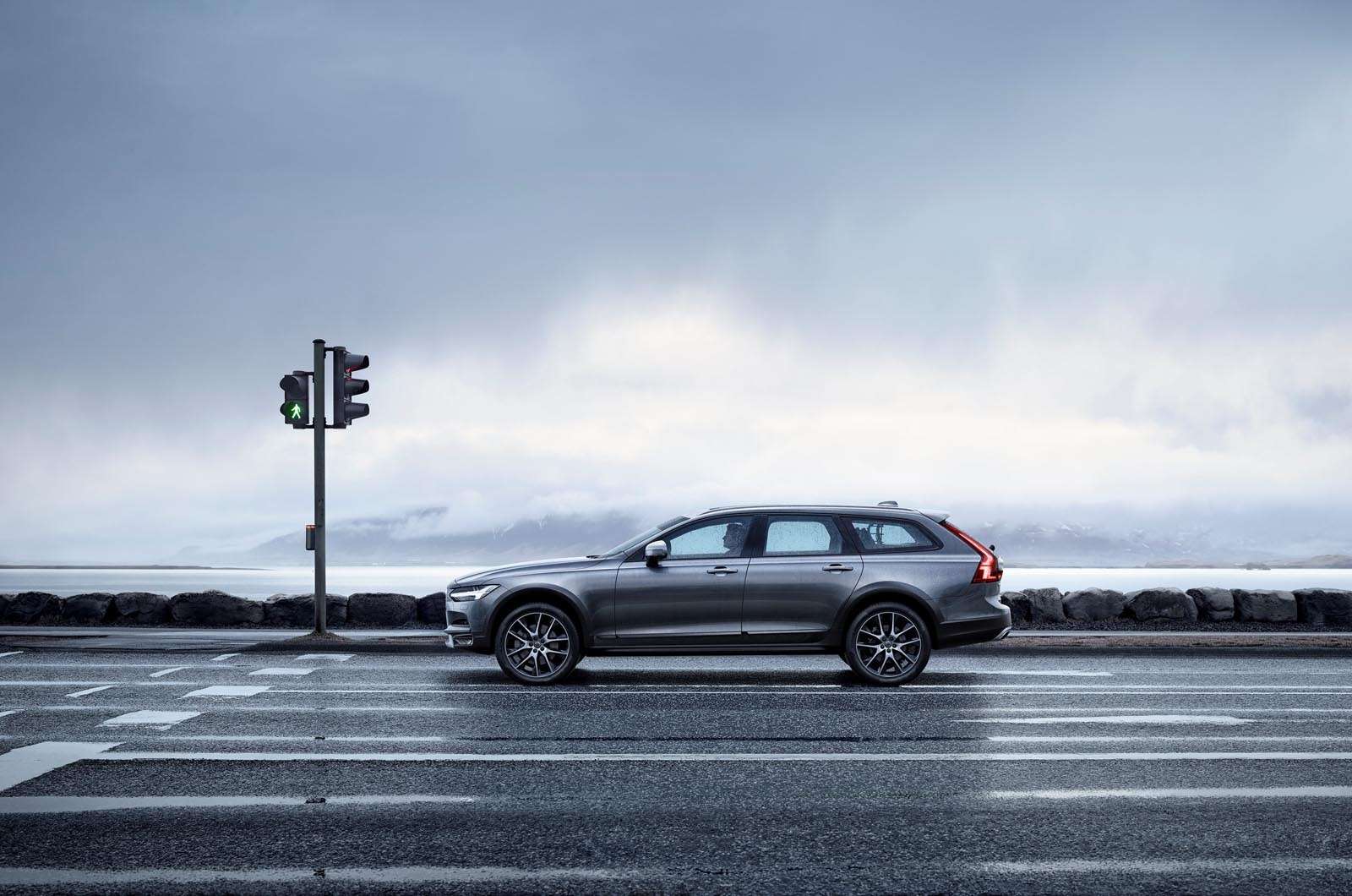 Volvo V90 Cross Country: старт российских продаж и рублевые цены — фото 674597