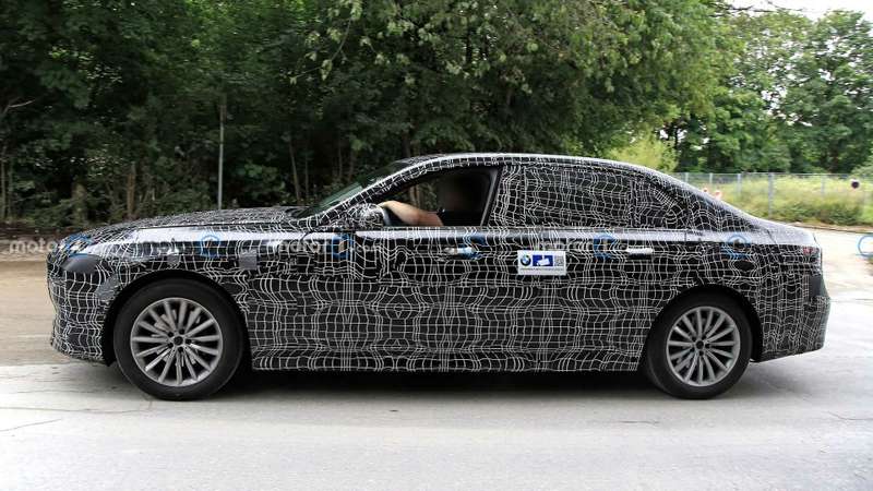 Новая «семерка» BMW получит улучшенные двигатели