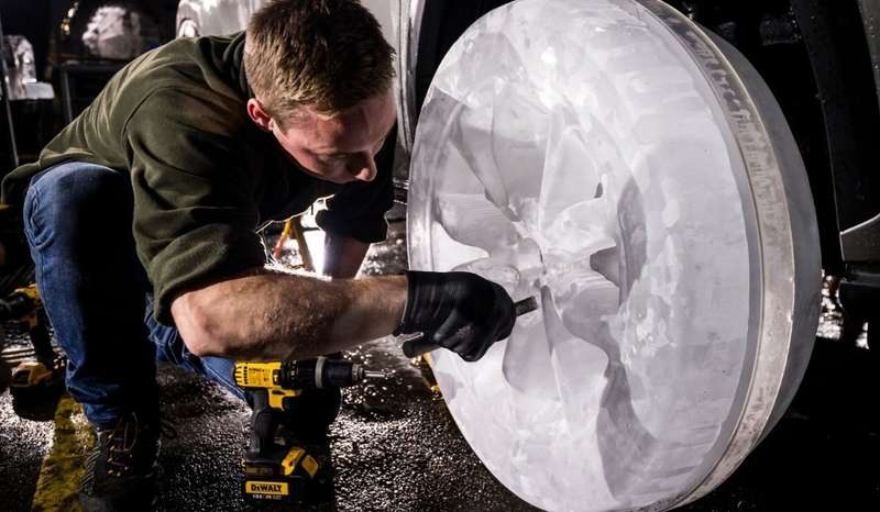 Над проектом по созданию покрышек изо льда трудились четыре профессиональных резчика ледяных скульптур из Hamilton Ice Sculptors