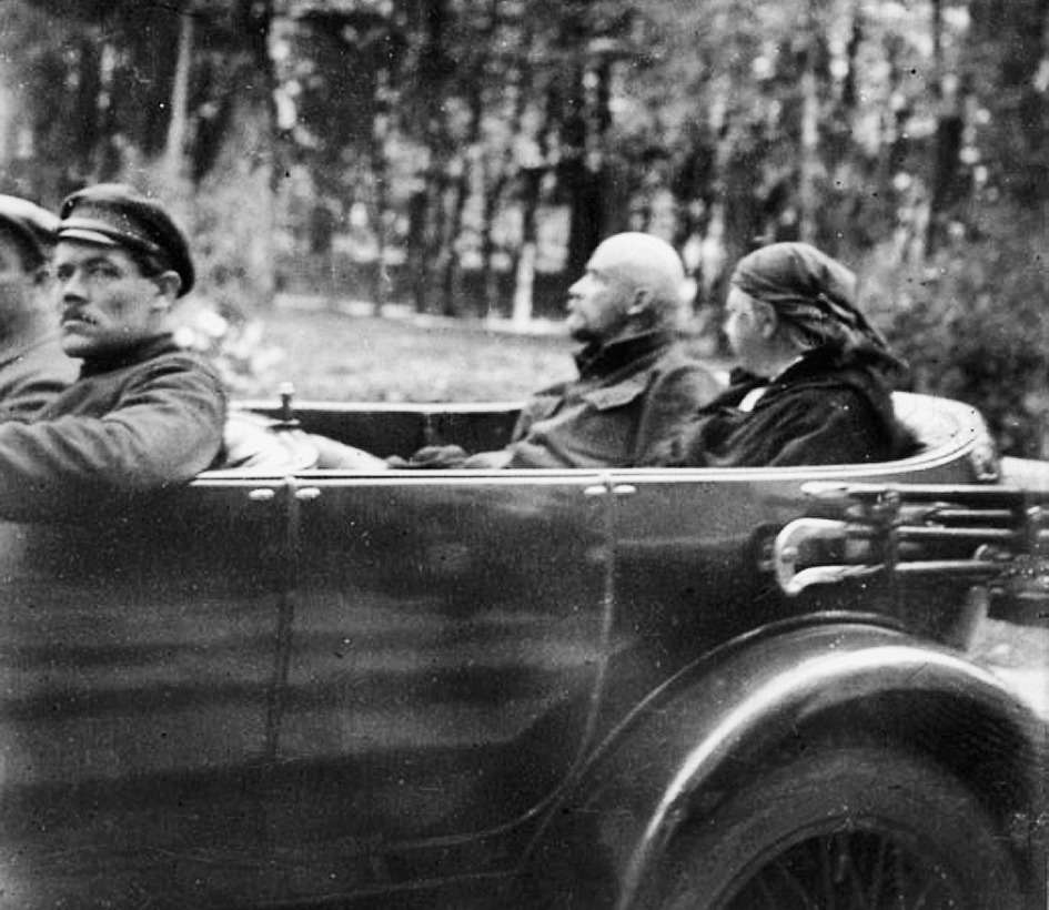 1923 г. В.И.Ленин и Н.К.Крупская в автомобиле Rolls-Royce на прогулке в окрестностях усадьбы Горки