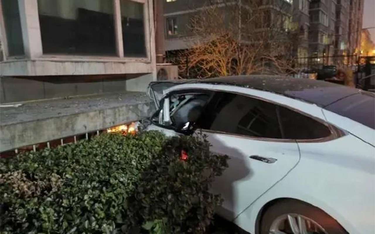 Tesla сама врубила автопилот: водитель выпрыгнул на ходу — фото 1209533