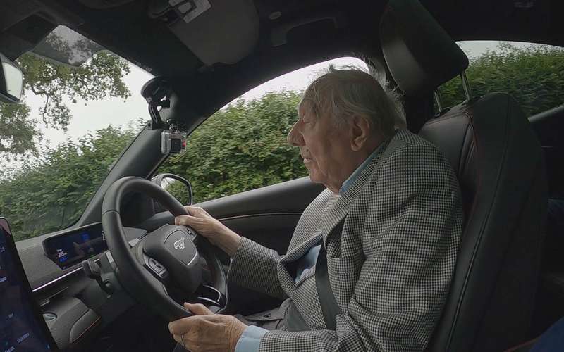 101-летнему водителю доверили испытать суперсовременный автомобиль