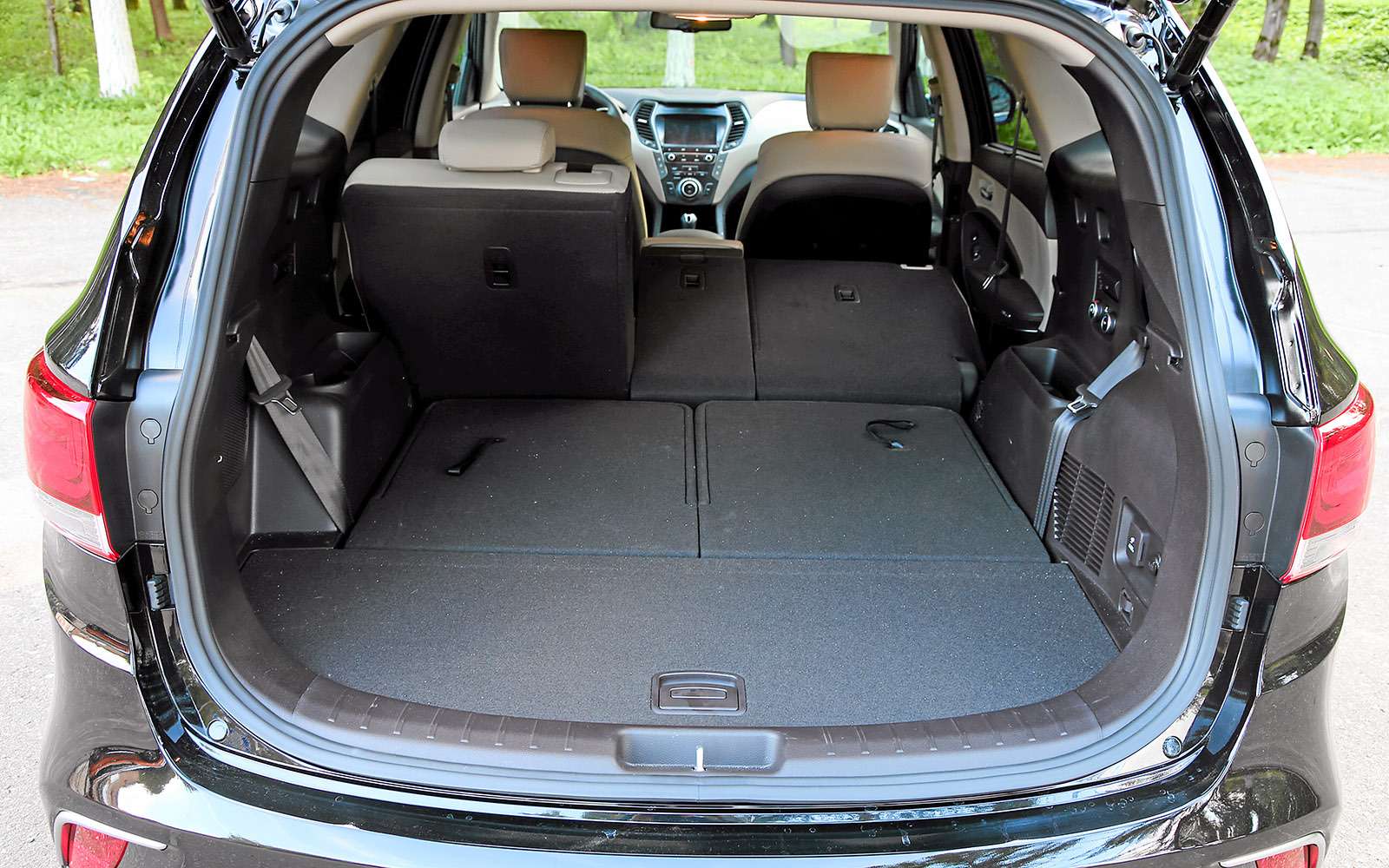 У Hyundai – самый объемный багажник (524 л) с небольшой погрузочной высотой. Шторку можно свернуть и убрать в специальный отсек.