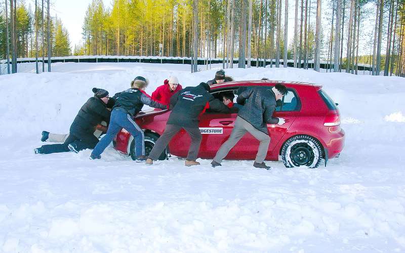 Обмен опытом в тестировании зимних шин с технарями Bridgestone в 2011 году на полигоне Arctic Falls в Швеции. Японцы знакомятся с понятием «проходимость» в глубоком снегу