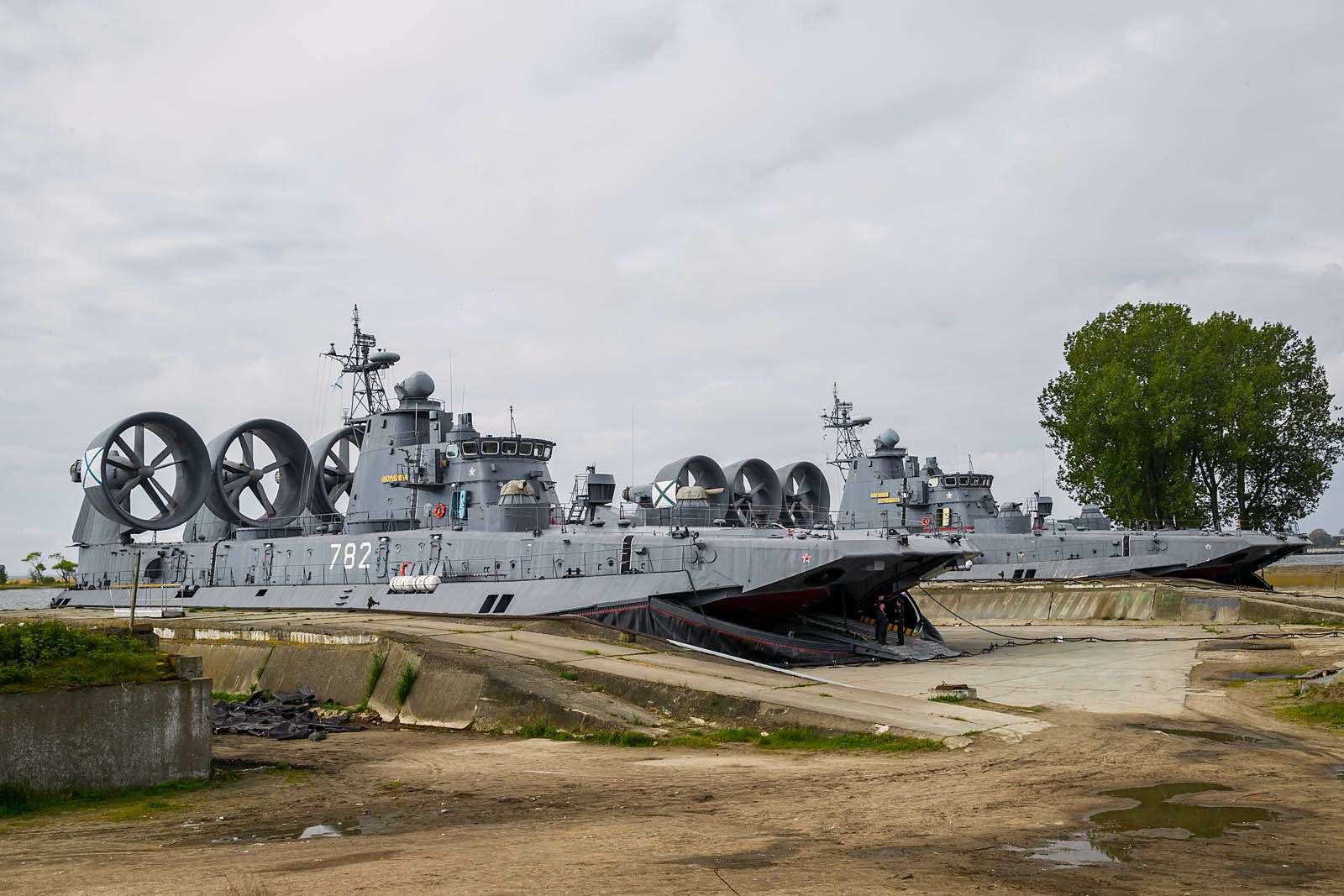Малый десантный корабль Зубр: самый большой на воздушной подушке — фото 612048