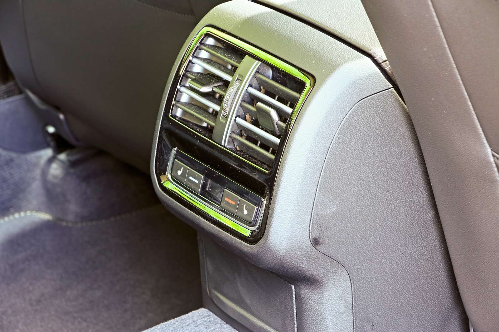 Volkswagen Passat Alltrack. Для задних пассажиров помимо дополнительных дефлекторов обдува предусмотрен зональный климат-контроль.