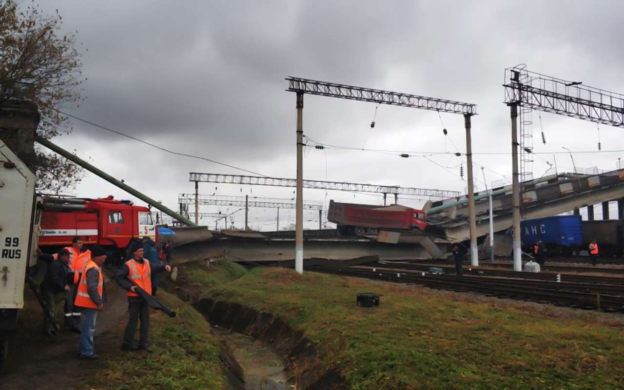 В Приамурье под тяжестью самосвала мост рухнул на железную дорогу — фото 912585