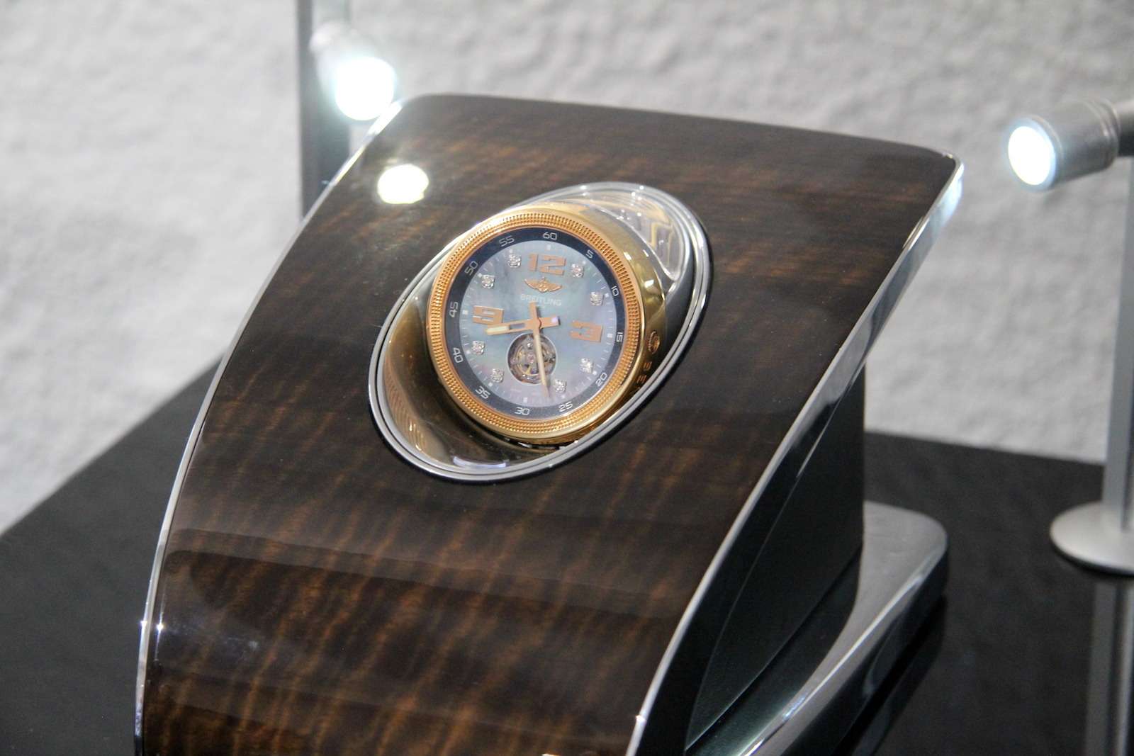 Опция в виде хронографа Mulliner Tourbillon от Breitling для нового Bentayga обойдется в 150 тыс. евро!