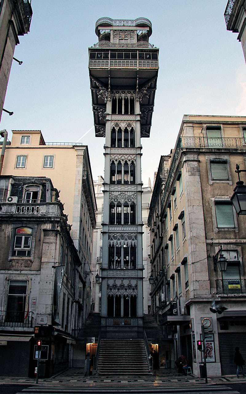 Элевадор-ди-санта-жушта, 45-метровый лифт, с которого виден  весь Лиссабон. Построен в 1902 году инженером Раулем Менсьером дю Понсаром. Подъем стоит 5 евро, и чтобы попасть в лифт, придется отстоять очередь. Но с площади Ларгу ду Карму открывается тот же вид, что и с первой смотровой площадки лифта. И туда можно пройти бесплатно.