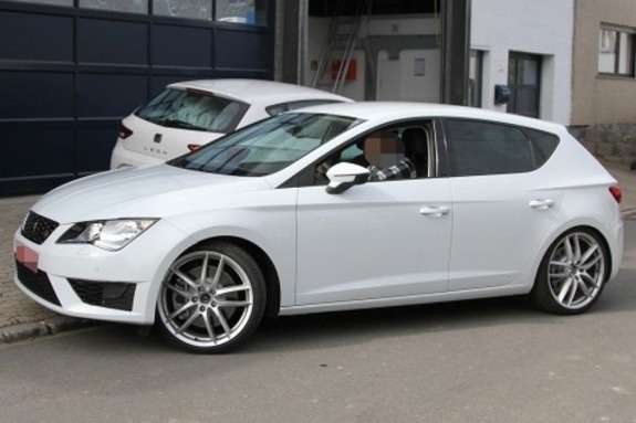201211081117 new seat leon cupra test prototype side front view no copyright