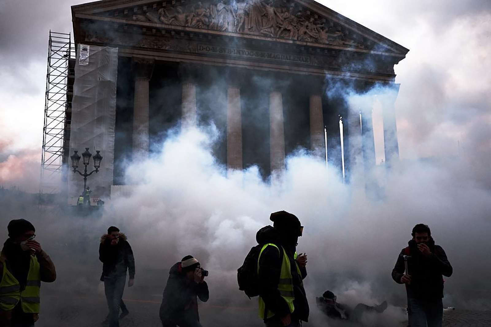 Как французы протестуют против роста цен на топливо: баррикады против водометов — фото 926170