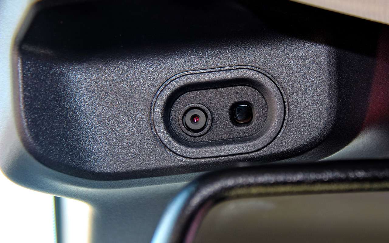 Tiggo 8 оснащен ультраполезной в России опцией – встроенным видеорегистратором. Оставят ли его в спецификации для нашей страны?