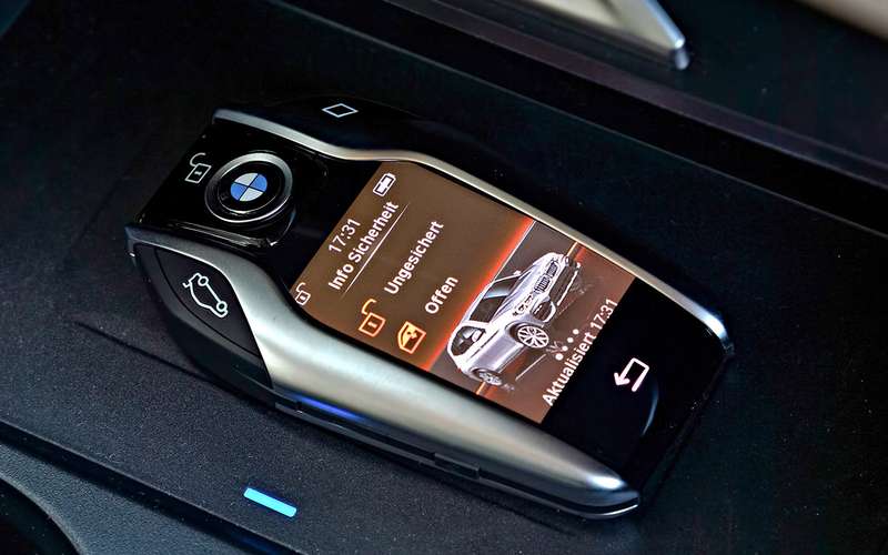 Не удивлюсь, если этот интерактивный ключ (21 300 рублей) однажды станет доступен даже «единичкам». Вопрос в том, на руку ли BMW его «обесценивание»?