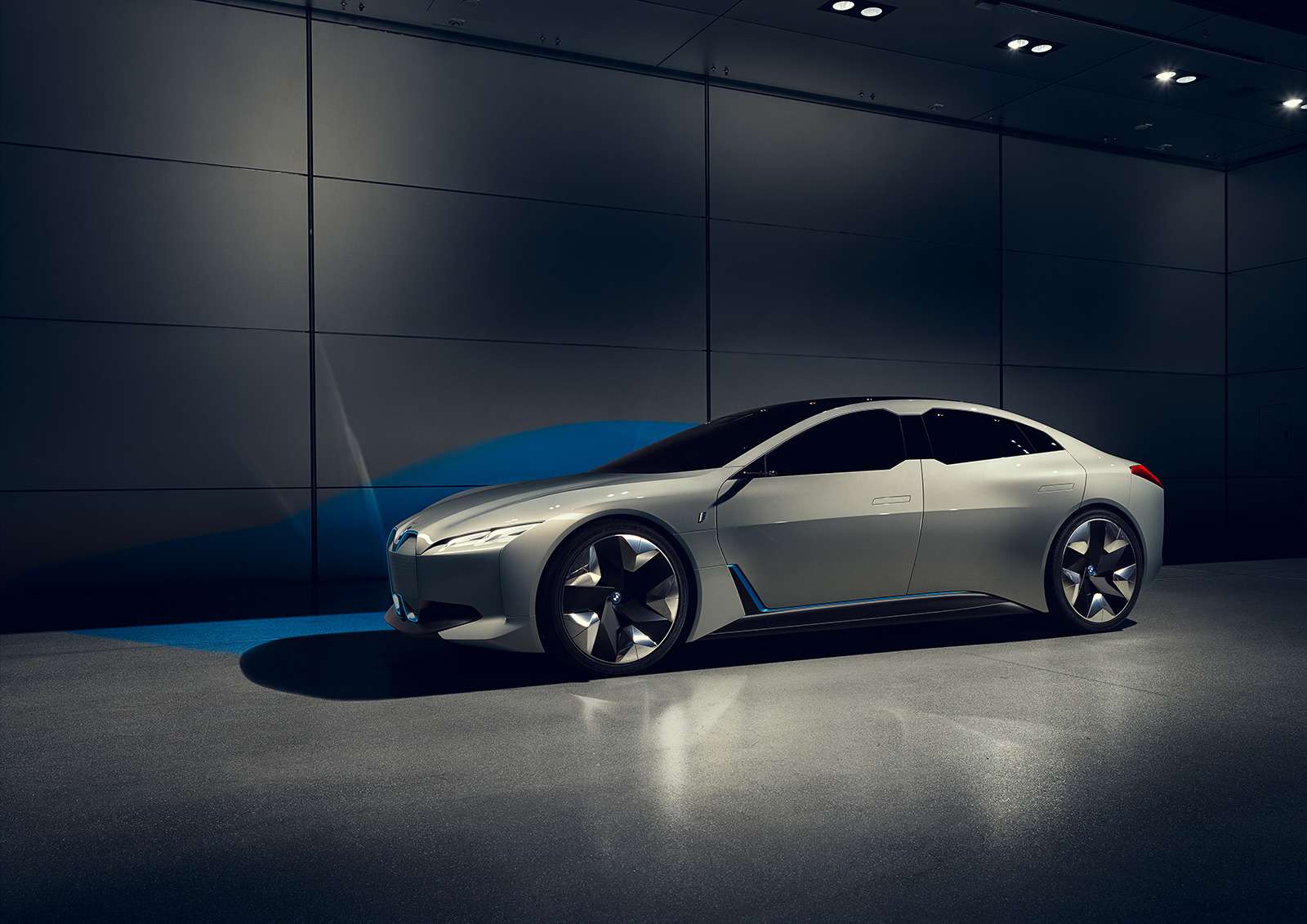 BMW представила конкурента Tesla Model 3 — фото 793604