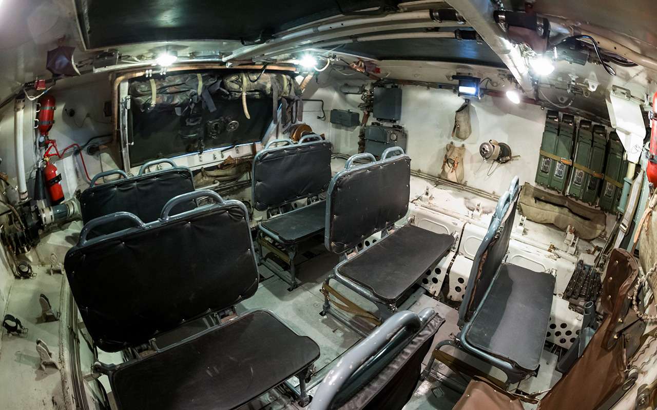 Помимо сидений десантников в Ракушке есть два кресла для десантирования экипажа в машине. Командир и механик-водитель приземляются в них, а потом пересаживаются в штатные сиденья.