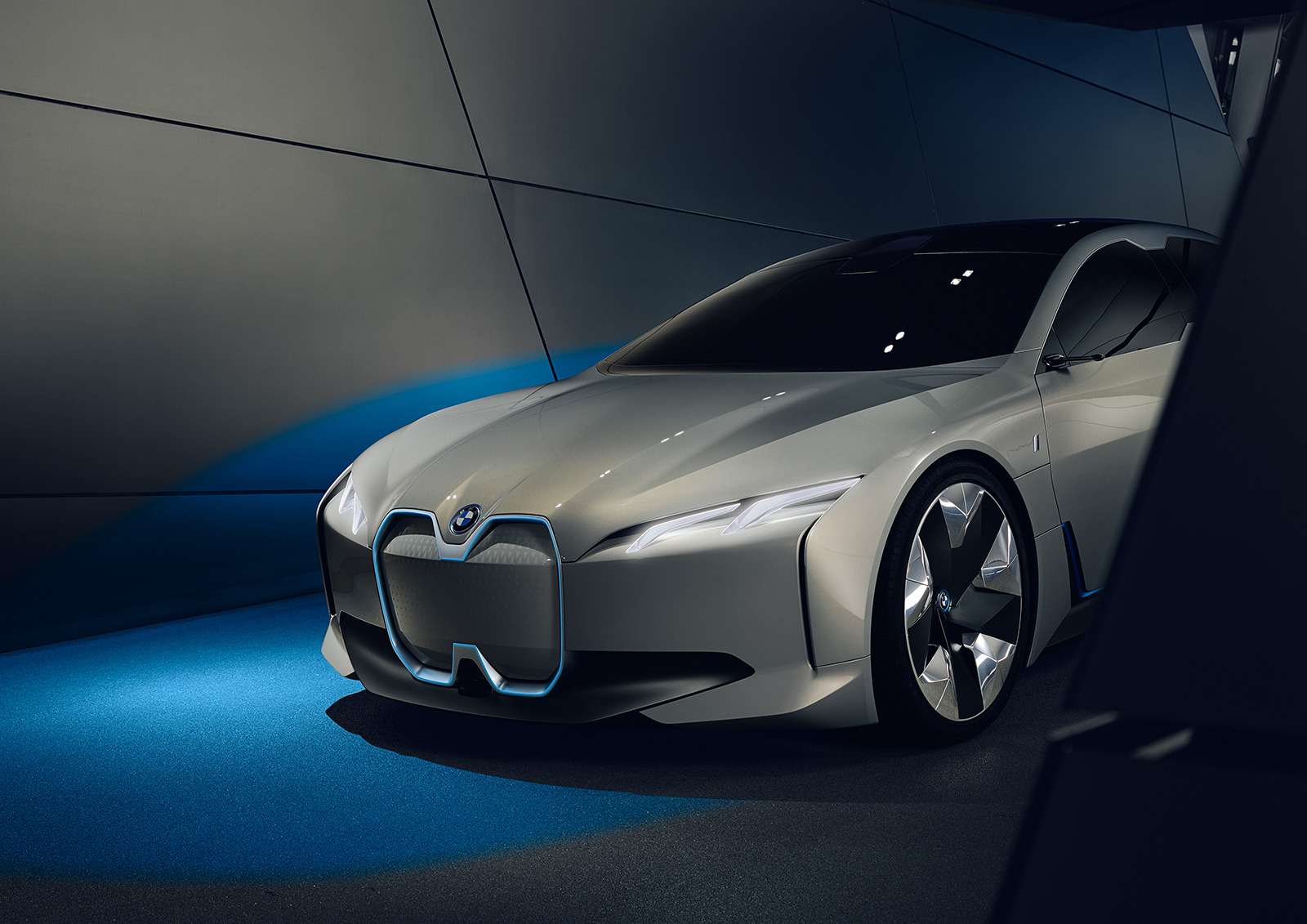 BMW представила конкурента Tesla Model 3 — фото 793600