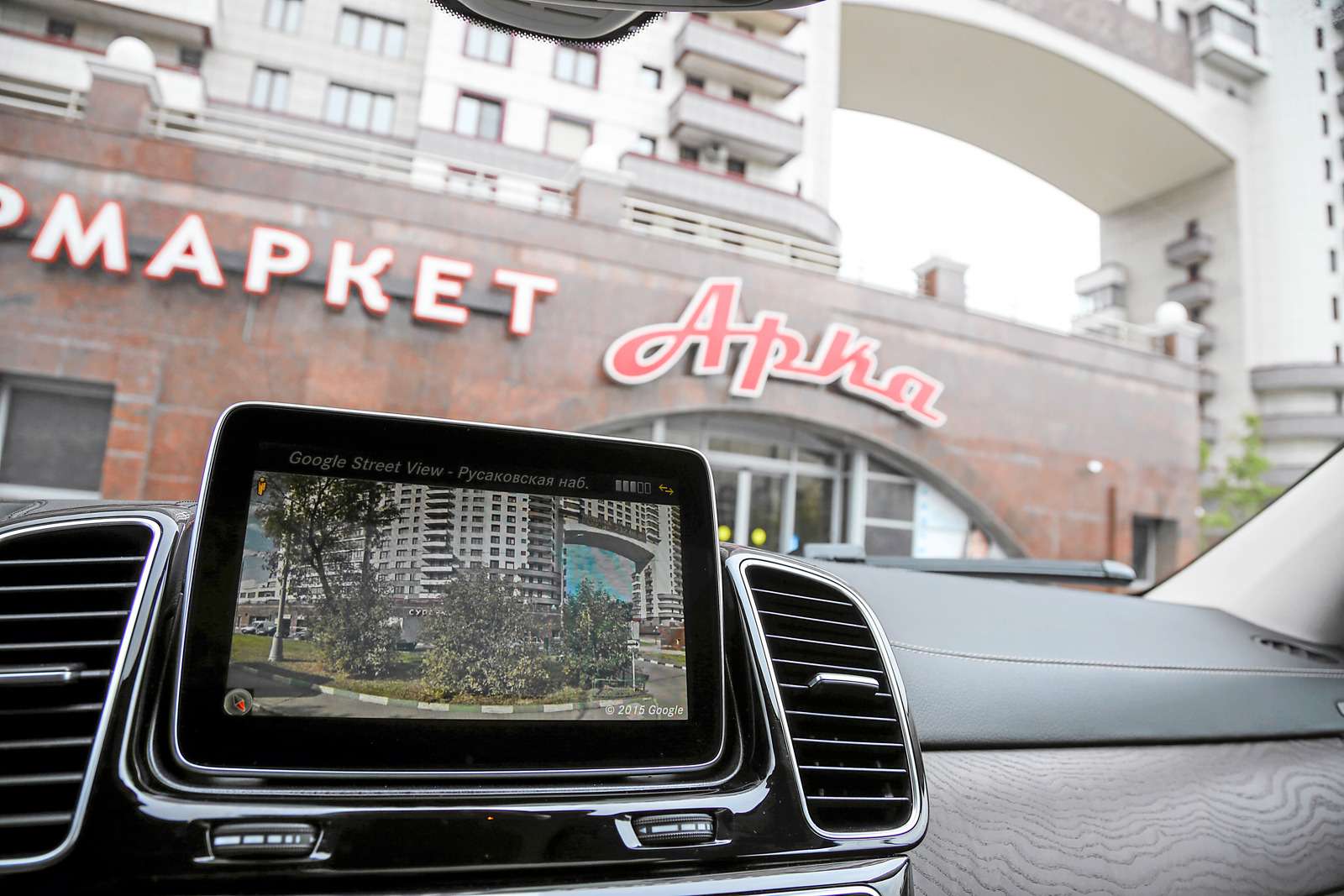 Mercedes-Benz GLE 400 4Matic Coupe. При наличии Интернета есть доступ к сервису Google Street View.