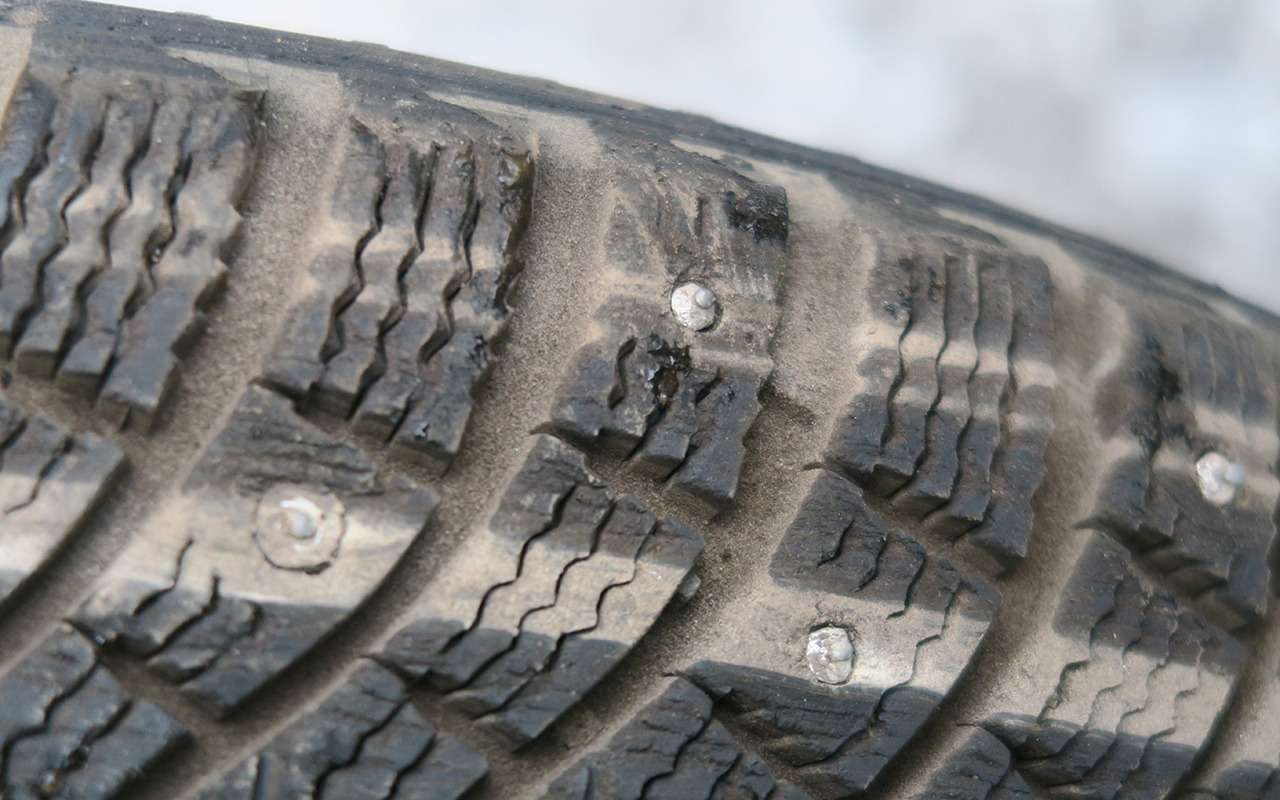 Износ зимней шины летом будет очень быстрым. При резких торможениях или разгонах с пробуксовкой возможно даже вырывание частиц резины из протектора.