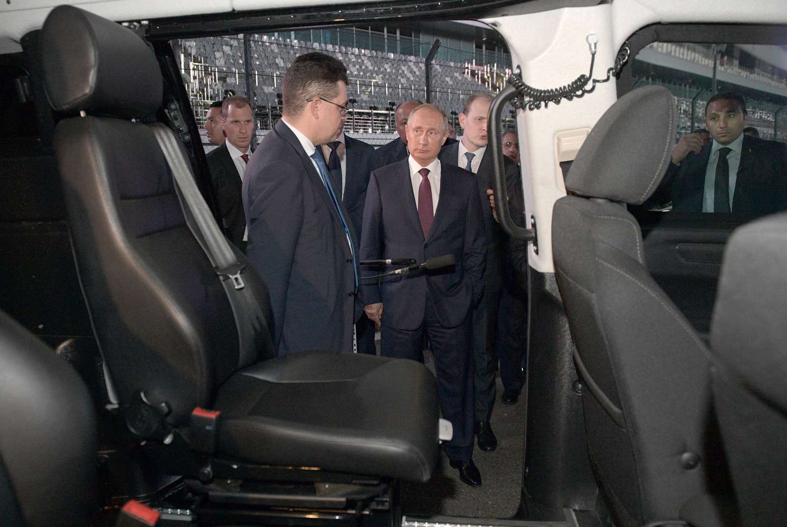 Владимир Путин сел за руль седана Аурус Сенат — фото 915216