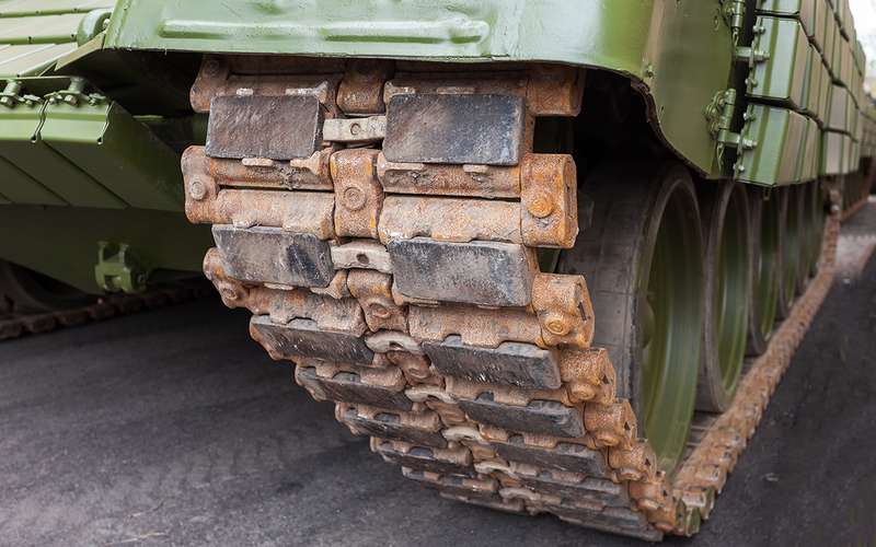 Одной рукой строим, другой — ломаем: танки разрушили свежеотремонтированную дорогу в Приамурье