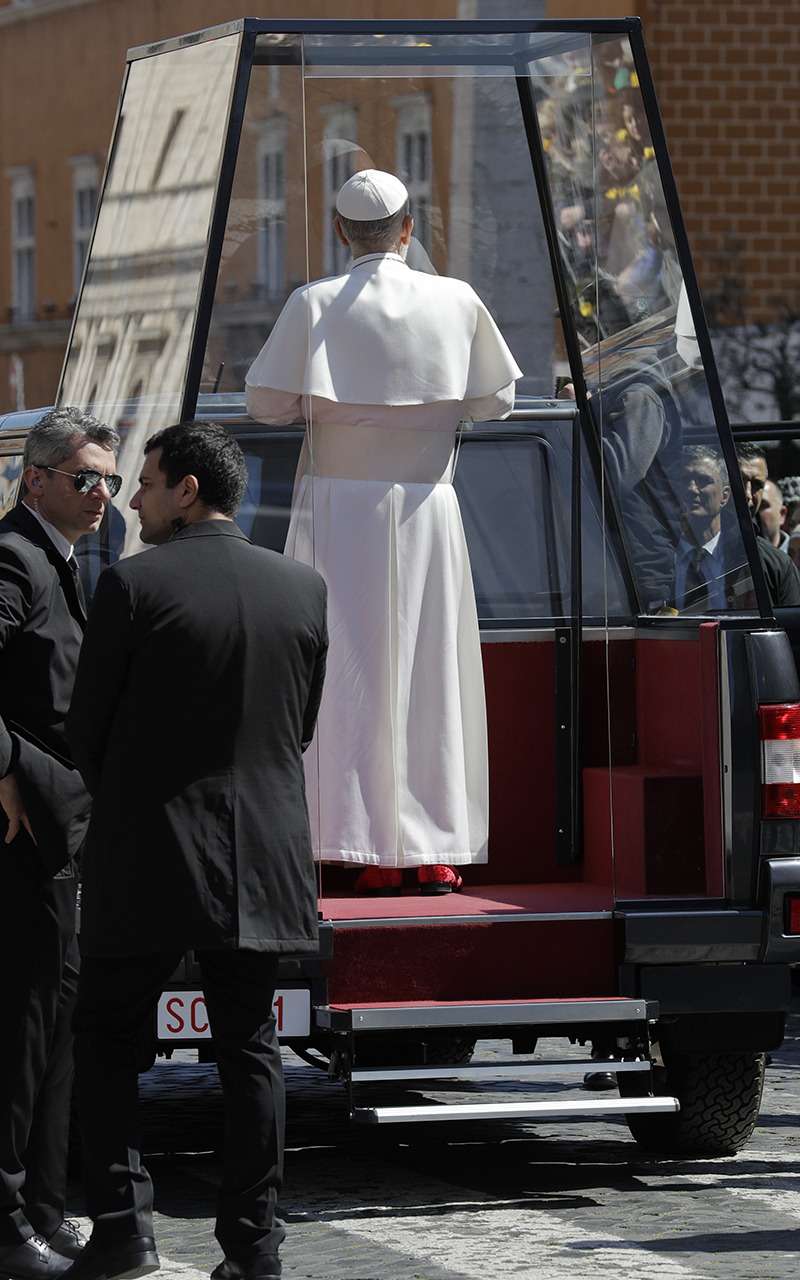 Это невероятно: Папа Римский теперь ездит на пикапе УАЗ — фото 961792