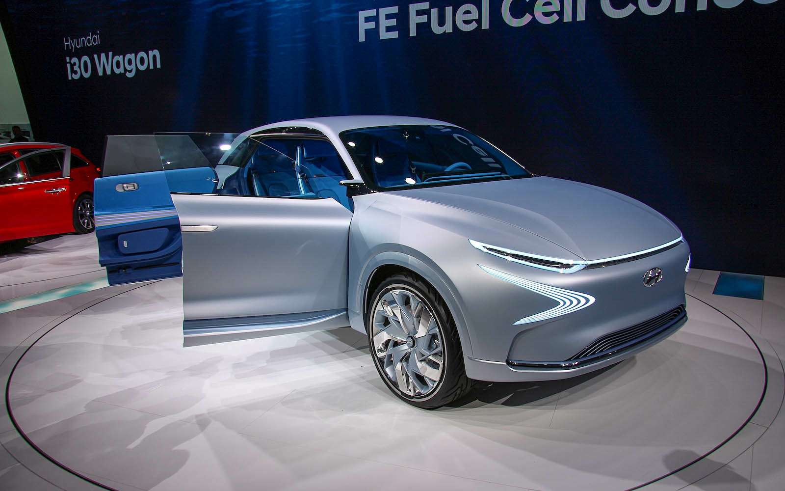 Еще одной премьерой стал показ прототипа водородомобиля FE Fuel Cell Concept, который в следующем году запустят в серийное производство — это будет первая машина такого типа из Страны утренней свежести.