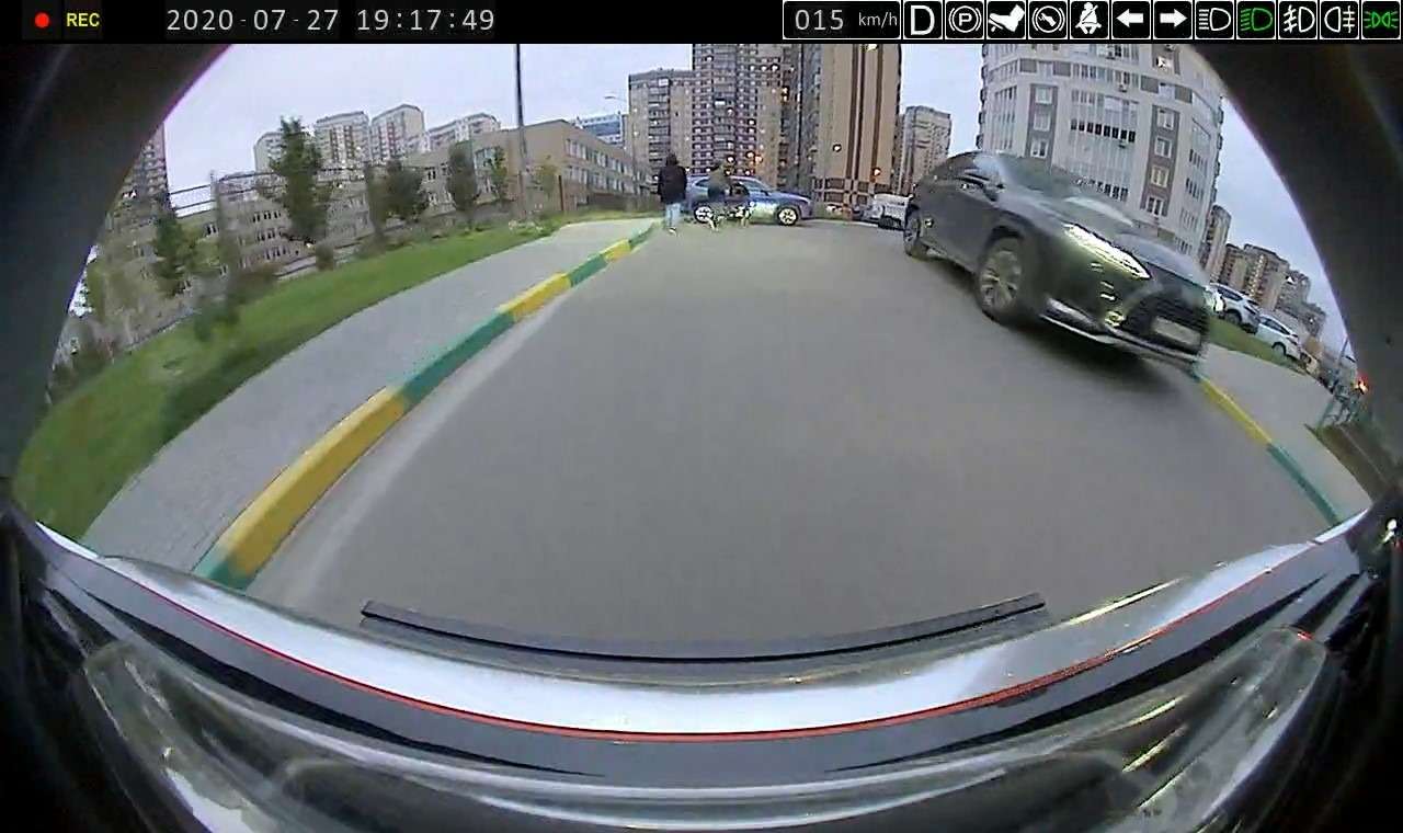 Штатный видеорегистратор фиксирует все управляющие действия водителя — смотрите на иконки в верхней части изображения (разрешение: 1280х760).