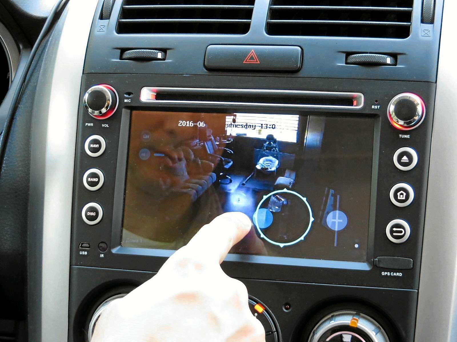 После доработки программы tinyCamMon у Дмитрия появилась возможность управлять системой домашнего видеонаблюдения прямо с центрального дисплея автомобиля.