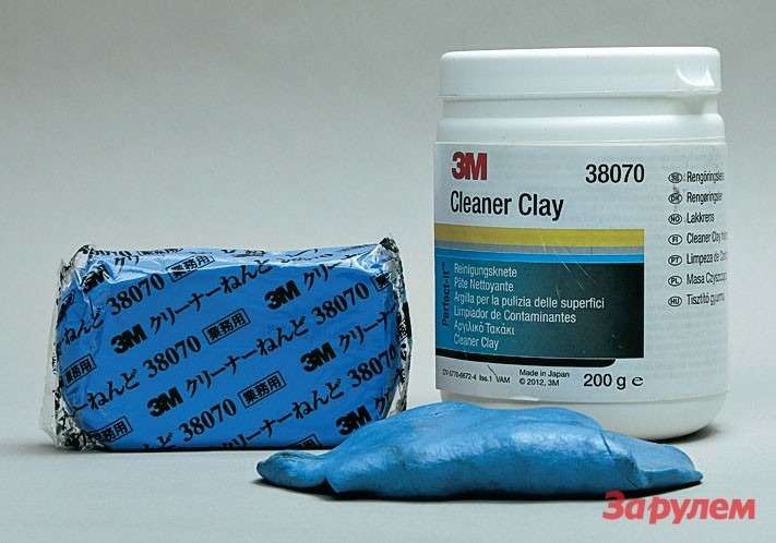 Для окончательной чистки поверхности профессионалы используют специальную голубую глину 3М. Внешне она напоминает детский пластилин.