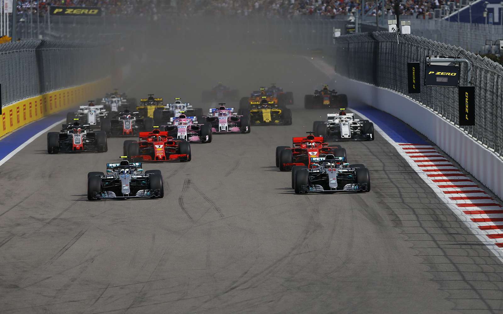 Формула 1: Mercedes освистали на Гран-При России — фото 909874