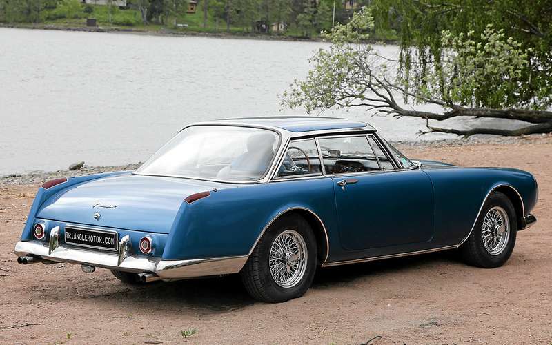 It's funny that stylistically, the NAMI-086 feed echoes a little, for example, with the luxurious French car Facel Vega.  But this only says that both cars did not escape overseas influence.