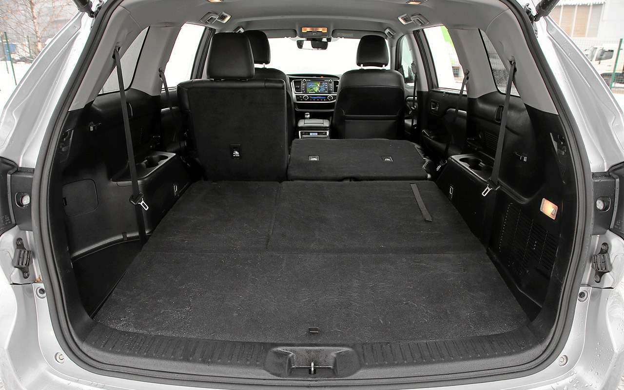 Сложив сиденья второго и третьего рядов, Highlander можно превратить в некое подобие мини-фургона – багажник огромен!