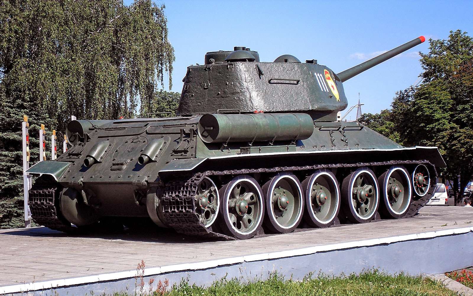 Т-34 считается первым в мире танком, разработанным под дизельный двигатель. Успешность его была предопределена, как пишут, применением новейшего высокоэкономичного дизеля авиационного типа В-2.