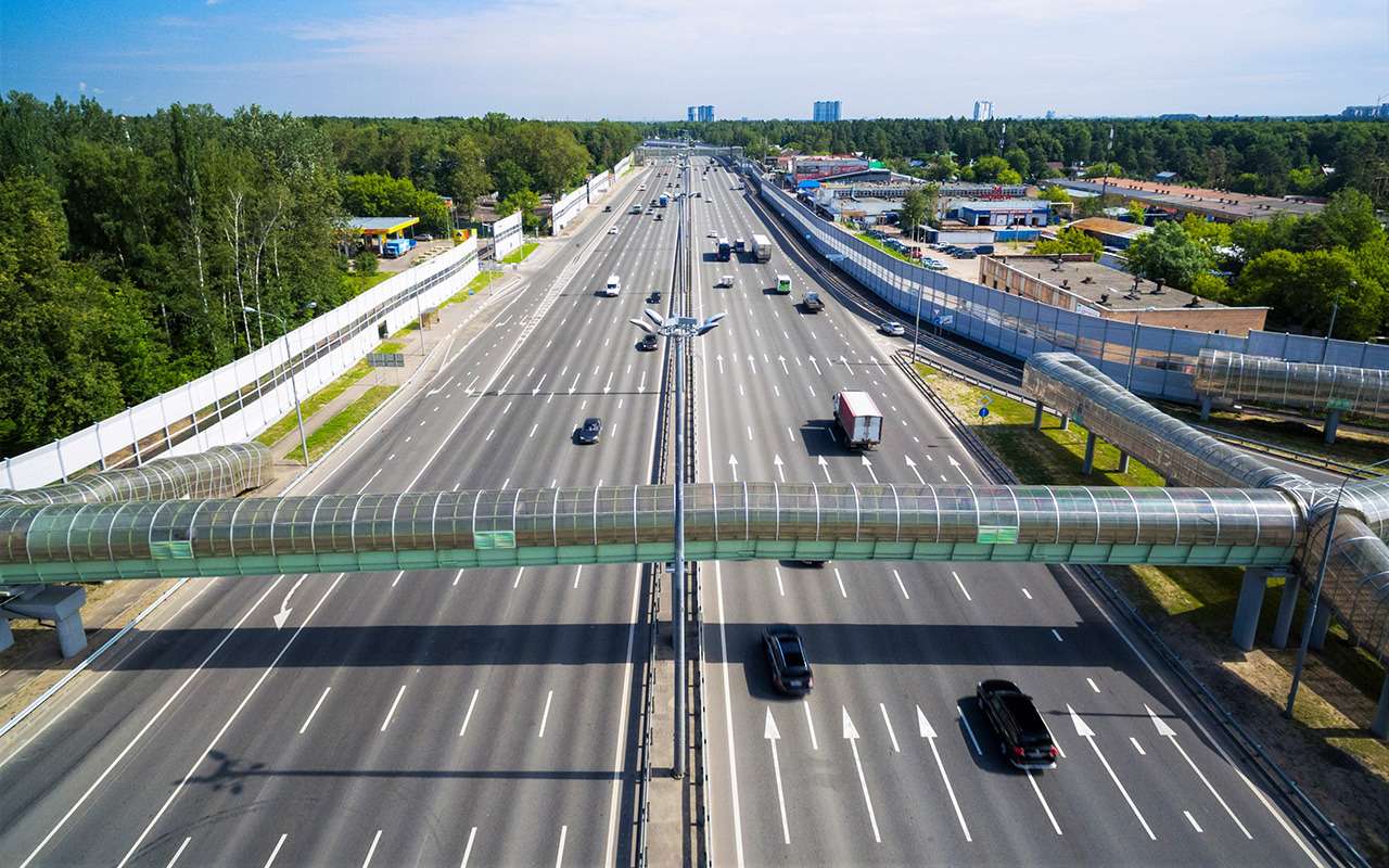 Дорога М‑8 Холмогоры так выглядит только около Москвы, первые 20 км. Там, где она переходит в четырехполоску, жуткие заторы во второй половине дня – обычное явление. Большей частью магистраль двухполосная.