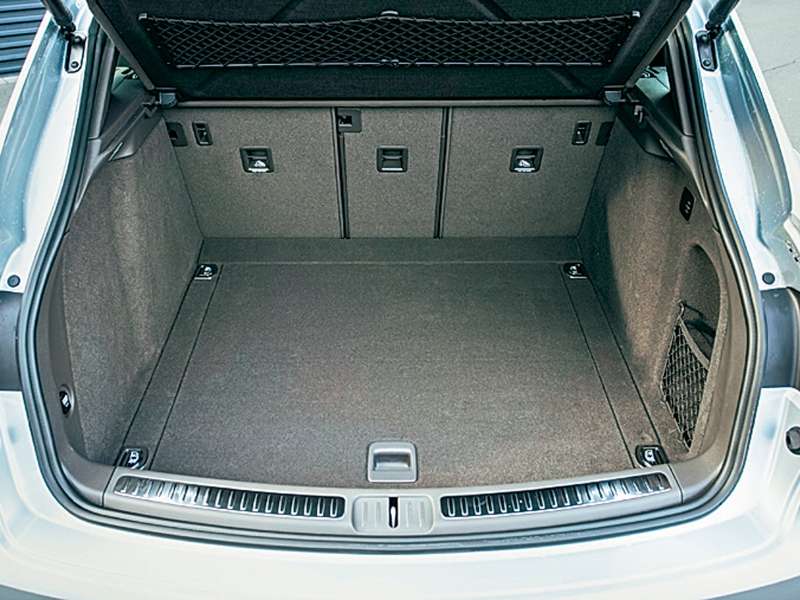 Багажник на полсотни литров скромнее, чем у БМВ-X3, и настолько же больше, чем у «Мерседес-Бенца GLK». Правда, последнему скоро предстоит смена поколений – и тогда он поквитается с конкурентами.