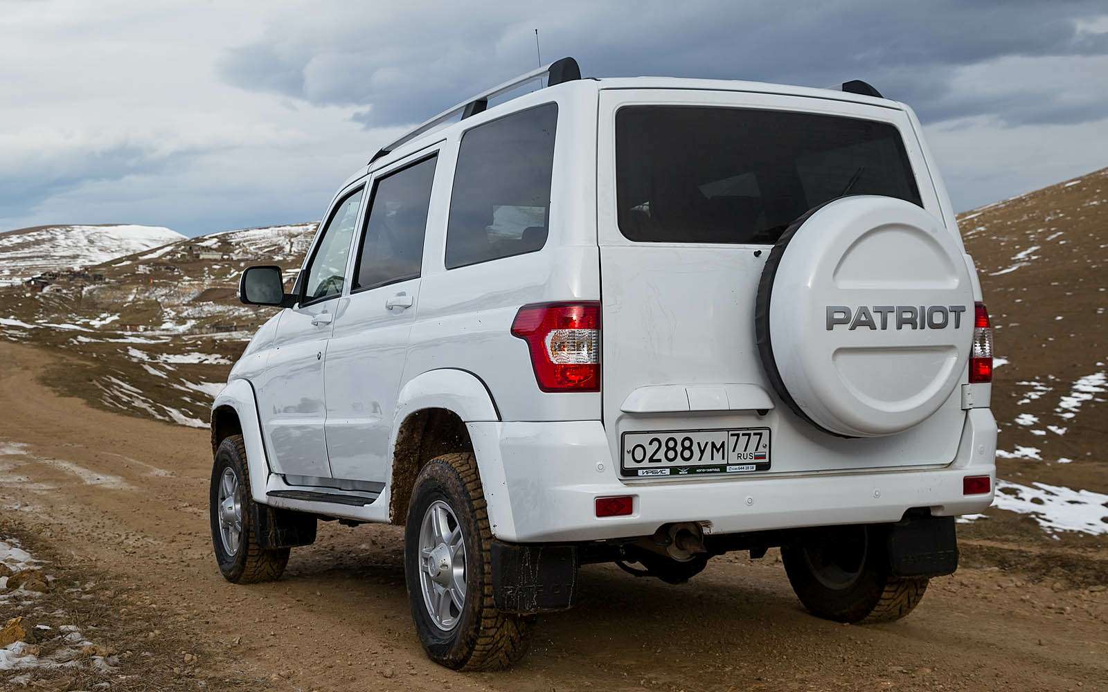 На автомобиле УАЗ Патриот запаска изначально размещена на двери багажника. Она всегда доступна, даже если автомобиль утонул в грязи или снегу по пороги.