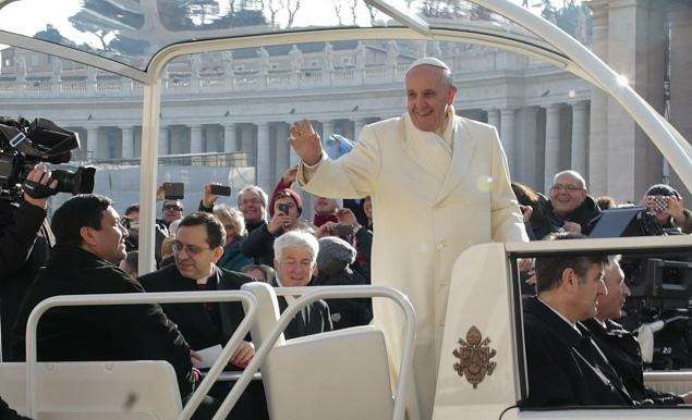 Глава католической церкви прокатил старого друга на папамобиле