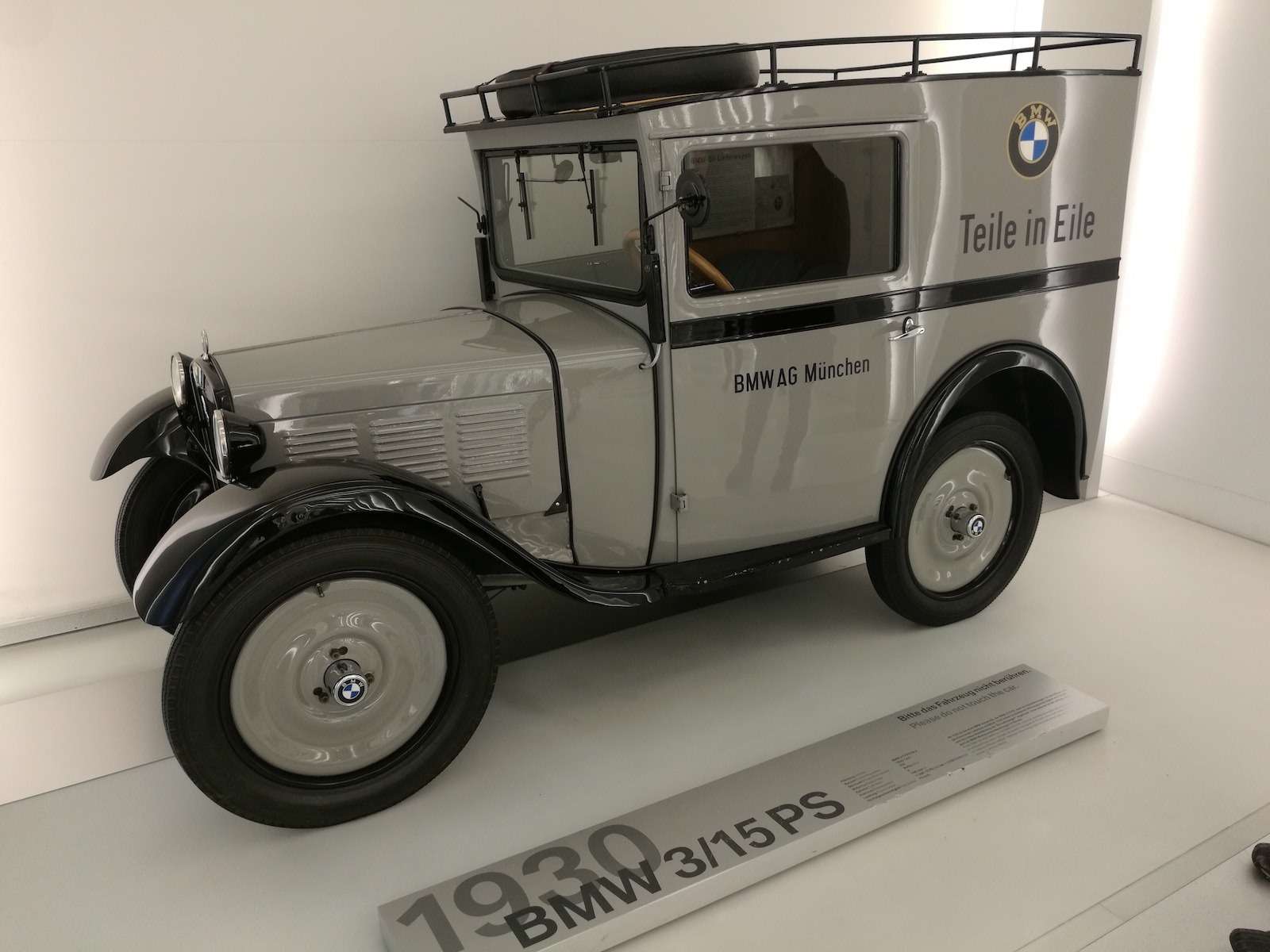 В модели BMW 3/15 PS DA2 (1930-1931) немецкий производитель отказался от использования Dixi в названии. Кузов двухдверки был изготовлен из листовой стали, а 4-цилиндровый 750-кубовый мотор выдавал 15 л.с. В рекламных листовках можно было прочитать: «Внутри больше, чем снаружи!». Постепенно 3/15 позволил европейцам понять, что передвигаться на автомобиле дешевле, чем на поезде.