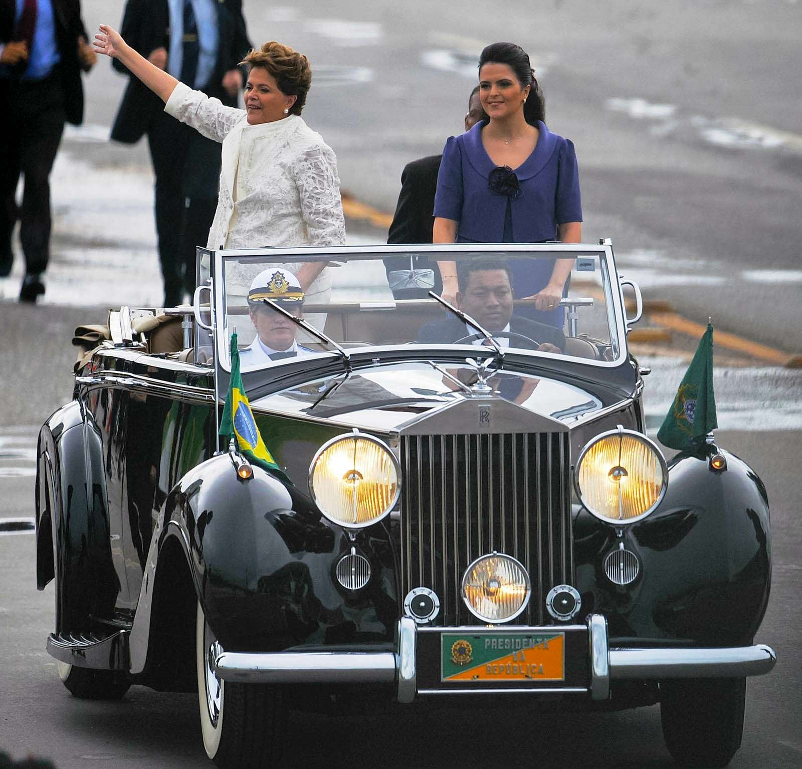 Фотография с инаугурации первой женщины-президента Бразилии Дилмы Русеф. Она приветствовала народ из Роллс-Ройса 1953 года. За президентской машиной следовал бронетранспортер. Его в этом кадре не видно.