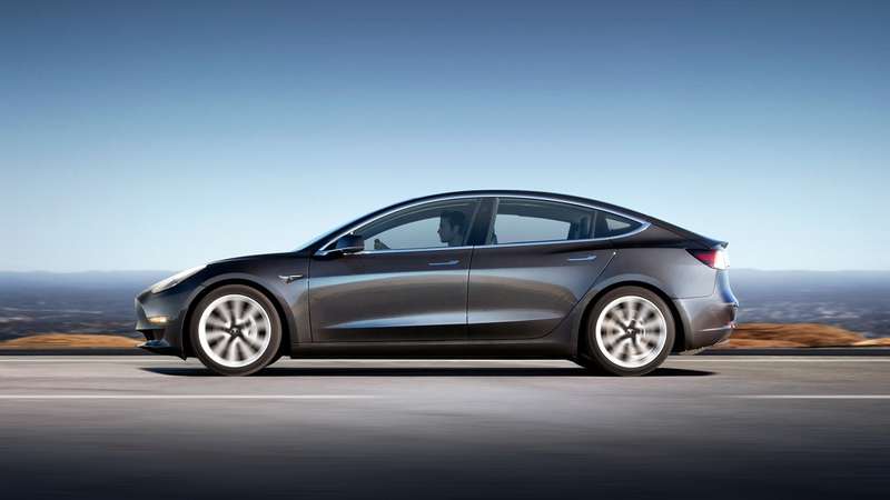 Tesla сообщила цены на Model 3. Но купить ее не дает