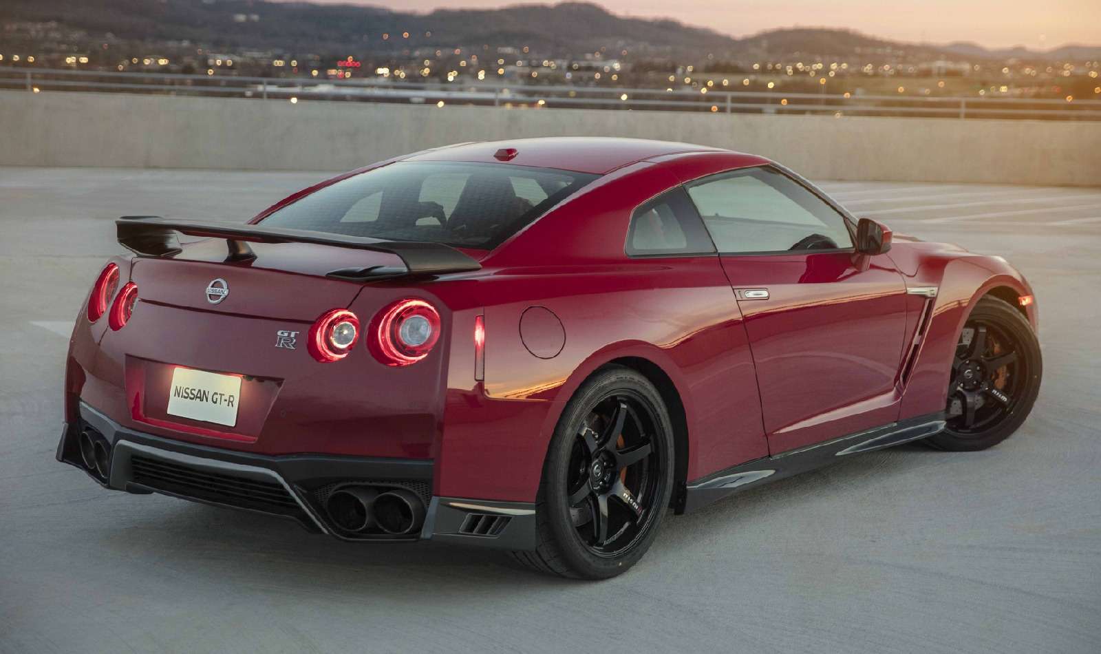 Не жалея клея: представлен Nissan GT-R Track Edition — фото 728618