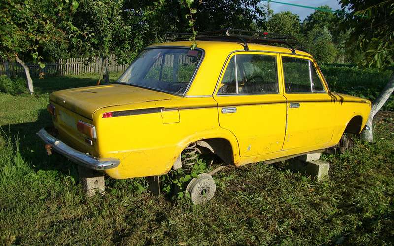 От дворников до двигателя: что обычно воровали с машин в СССР