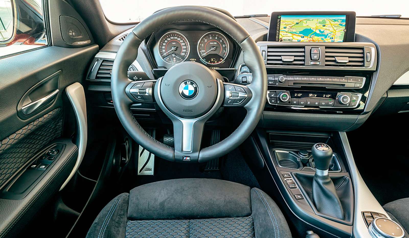 BMW 1-й серии. Великолепный М‑руль – стандартное оснащение «зажигалки» M135i xDrive; а на версиях 118i и 120i он доступен за доплату.